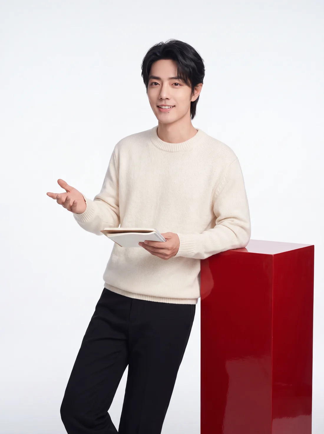 นางแบบชาย AI ถือสมุด ผายมืออธิบายอย่างเป็นกันเอง
