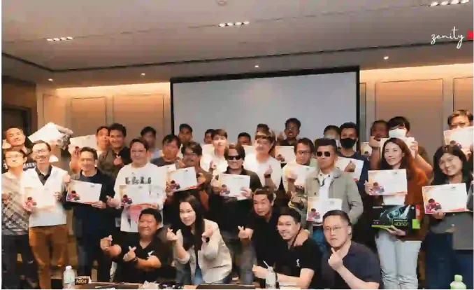 ผู้เข้าอบรมในองค์กรรับใบประกาศจาก ZenityX
