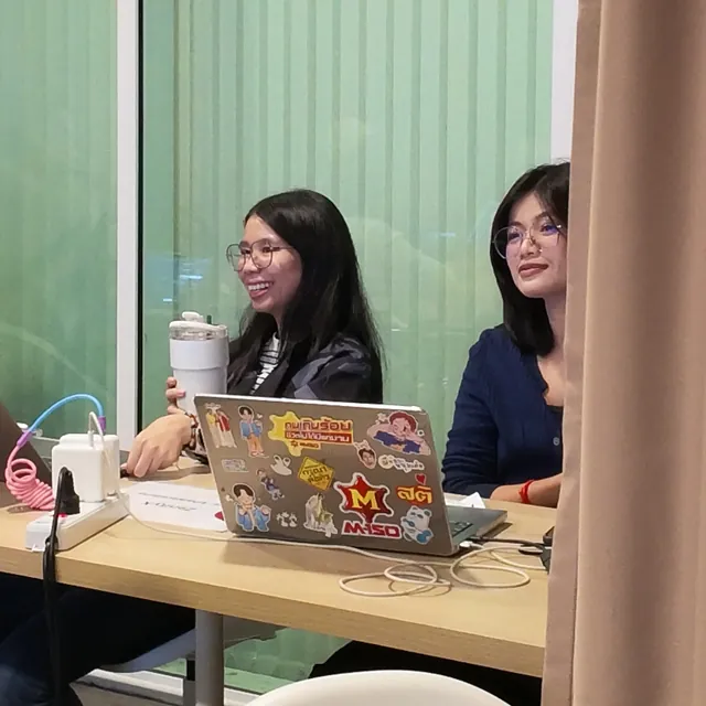 ผู้เรียนสองคนยิ้มที่โต๊ะ