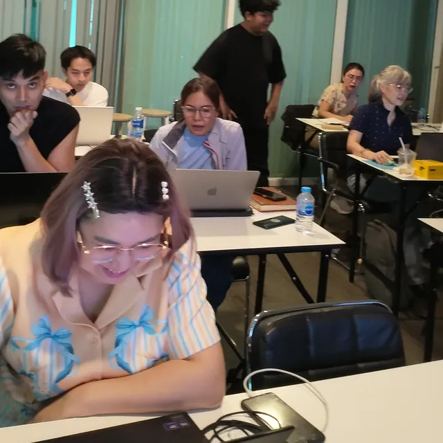 ผู้เรียนยิ้มขณะทำงาน เห็นบรรยากาศทั้งห้อง
